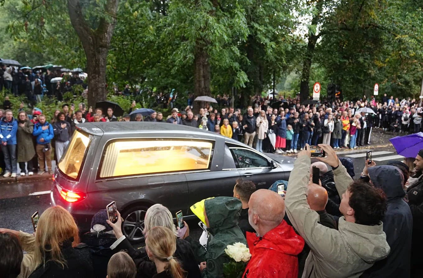Хроніка 28 серпня: шлях труни Гаральда V від лікарні до палацу в Осло