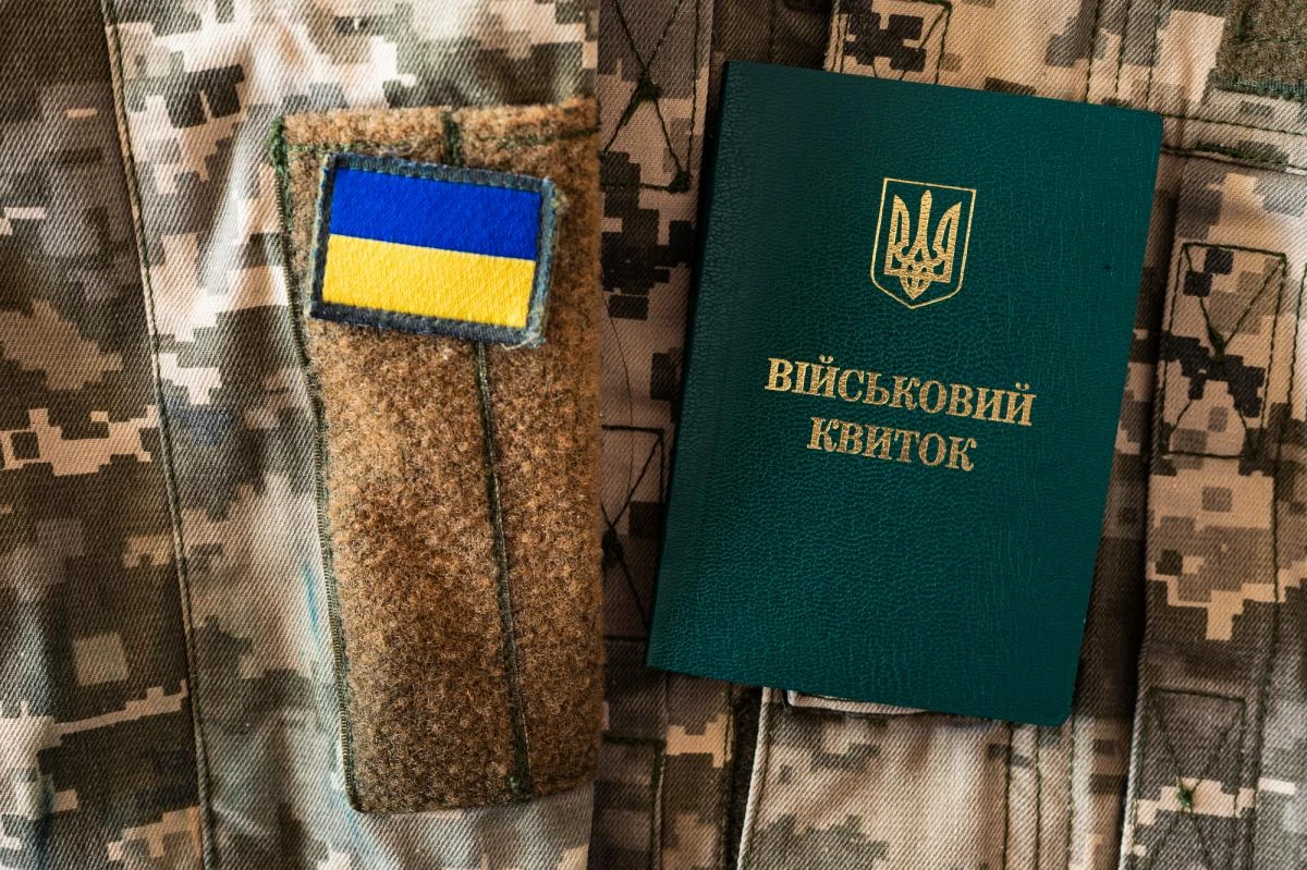 Суд у Дніпрі визнав належним оповіщення повісткою, залишеною у скриньці